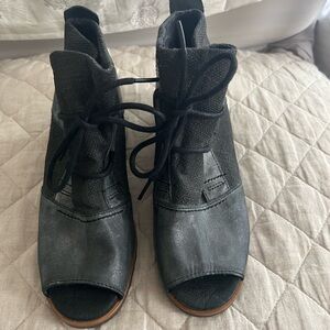 Sorel Lake Wedge Booties Peep Toe Leather Lace Up color Coal, Size 9